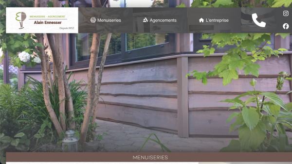 Capture d'écran du site web de la menuiserie ennesser. L'image contient des bardages en bois et le menu du site en question.